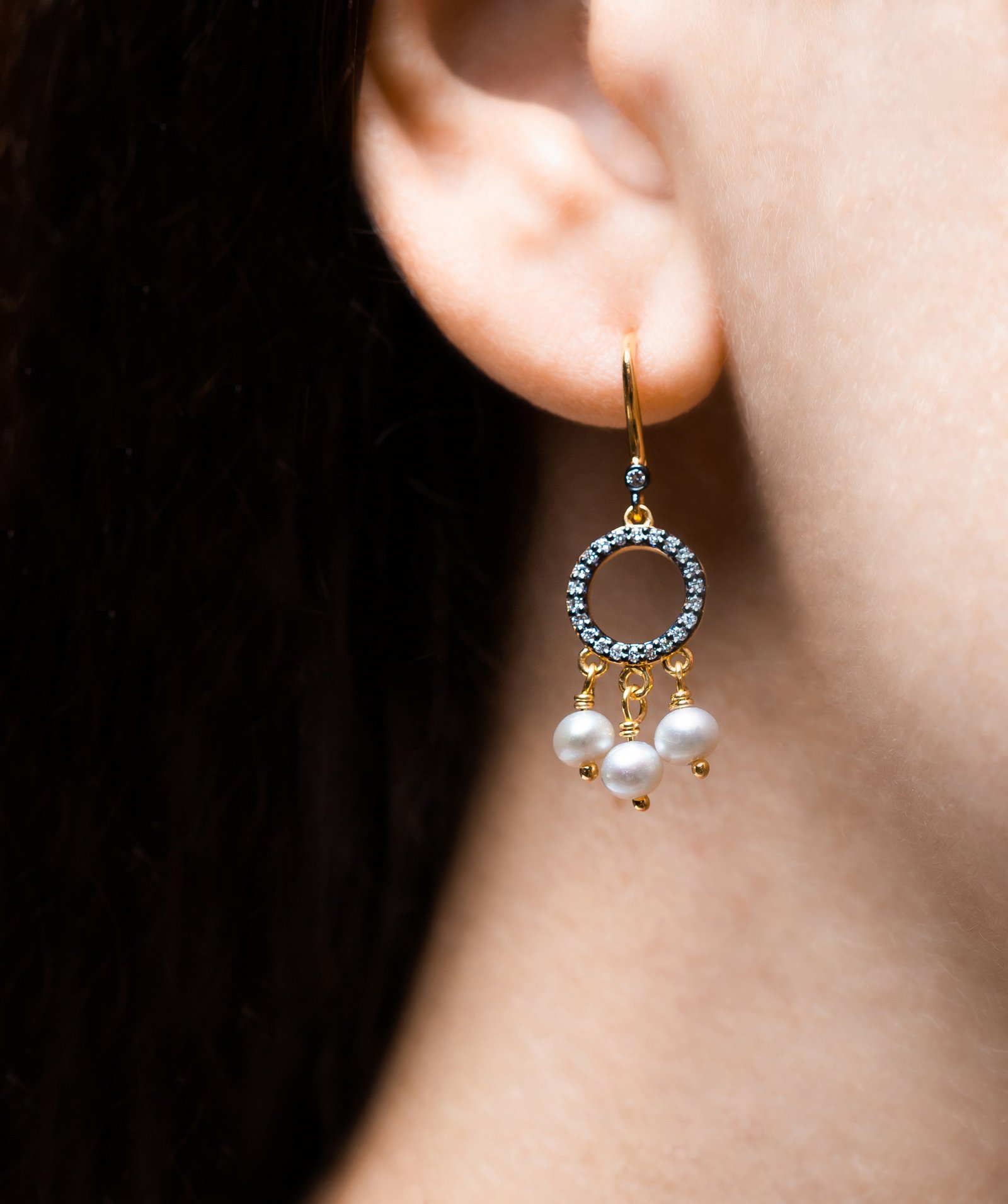 Earrings gold with fw pearls and diamonds